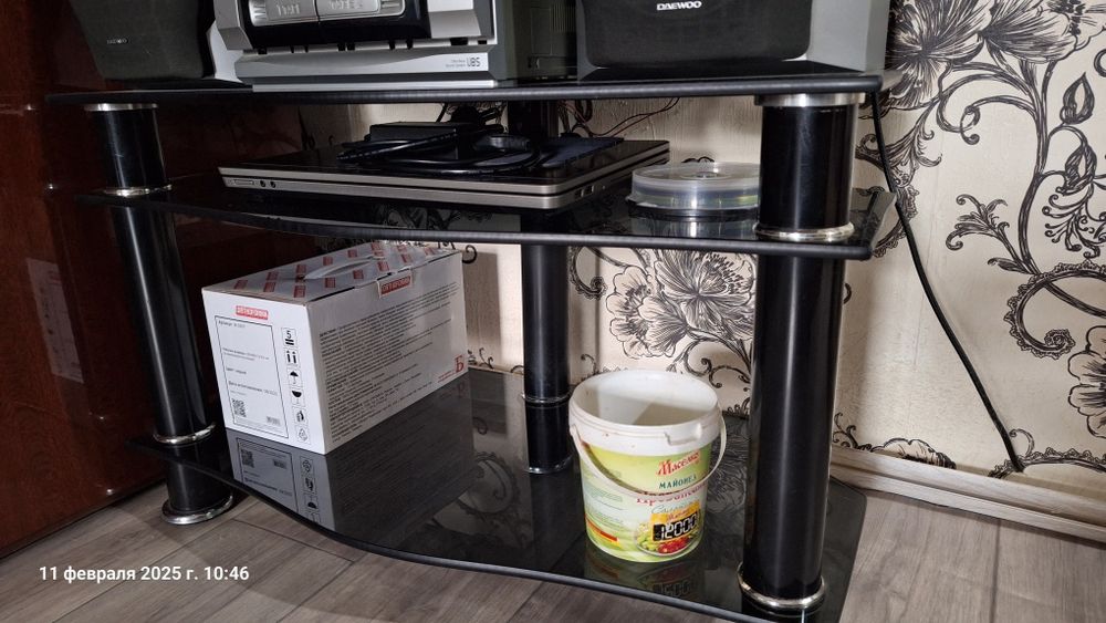 Стекляный столик под телевизор