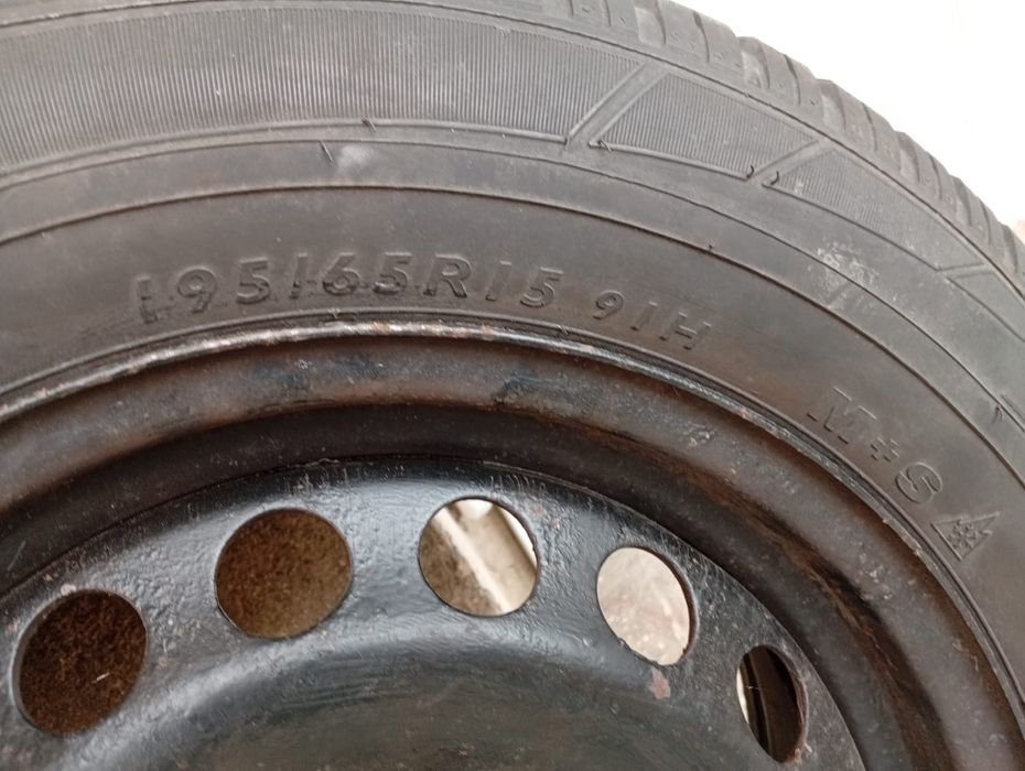 Vând set roti 195/65R15 jante otel se potrivesc pe wv