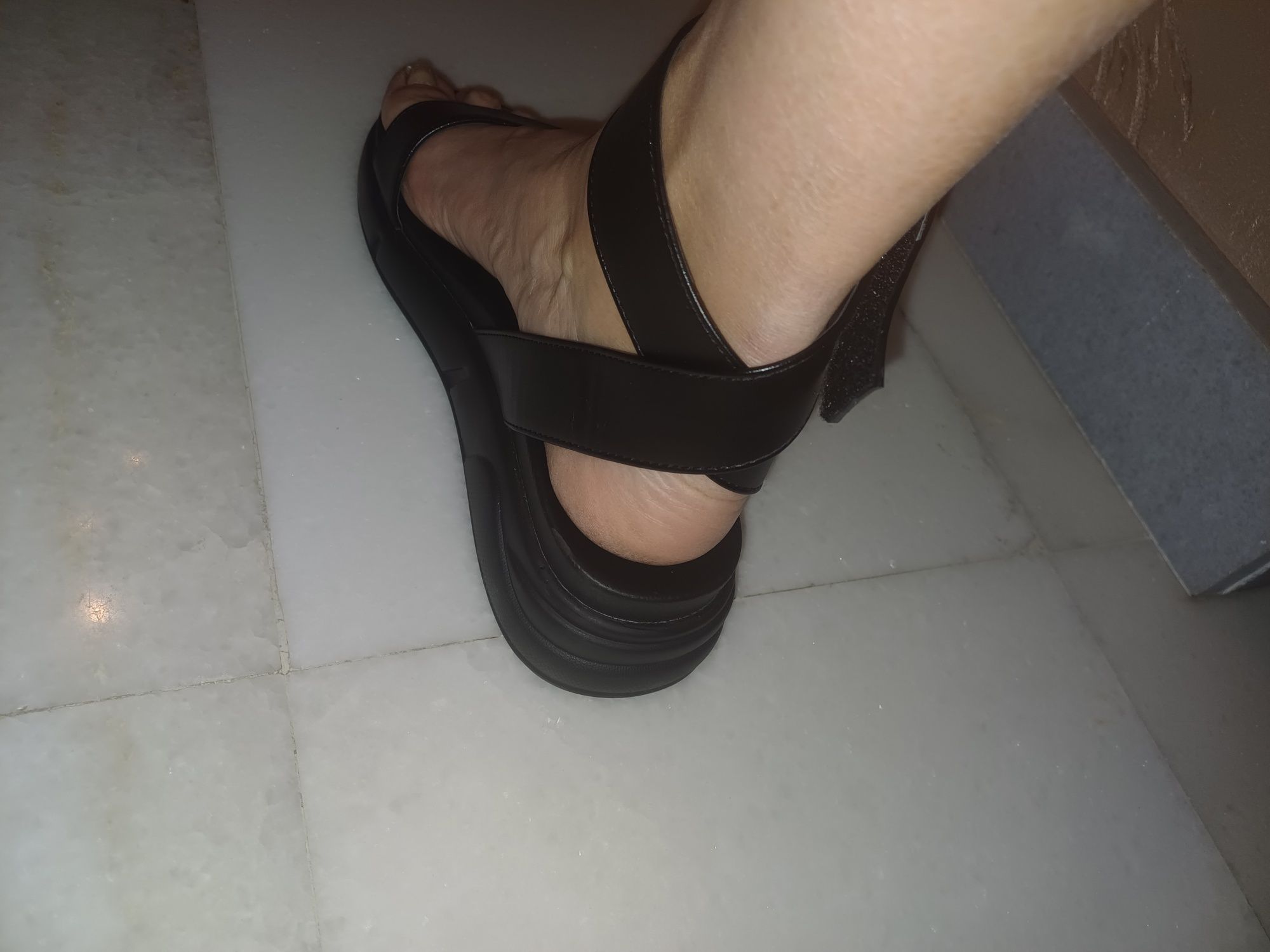 Дамски сандали.     .