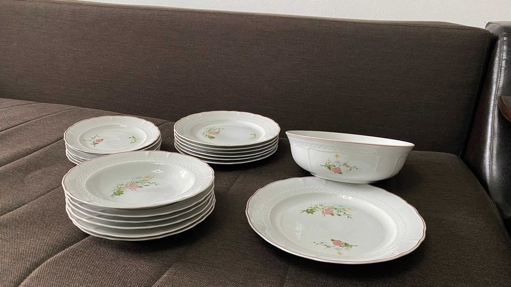 Vând serviciu de masă 6 persoane