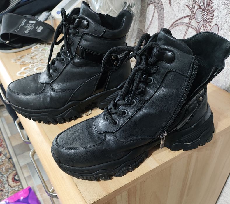 Продам ботинки женские зимние