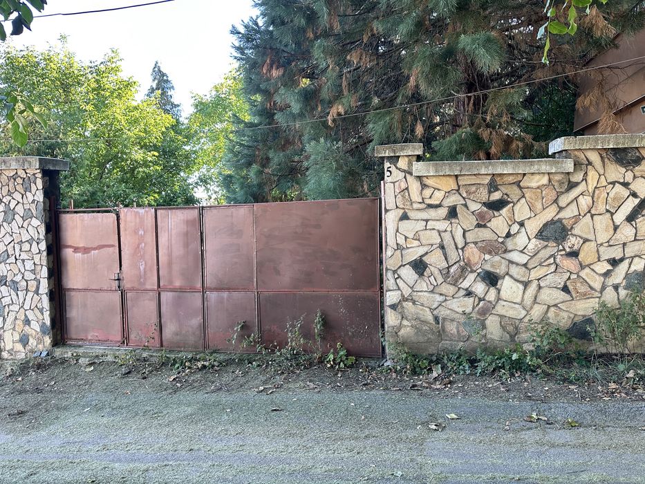 Метална гаражна врата с малка вратичка около 5 метра