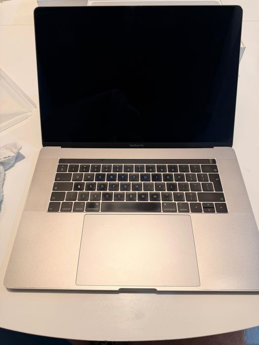 MacBook Pro 15” Touch Bar/i7/16GB/SSD 1TB/Baterie 178 cicluri