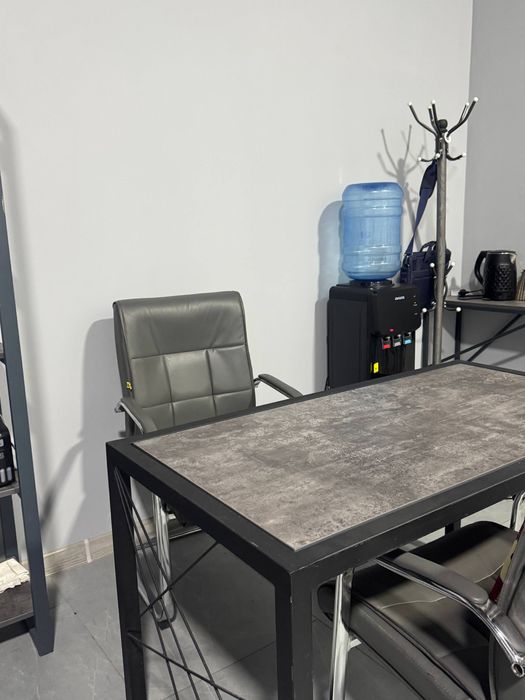 Офисные мебели и телевизор