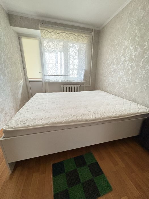 Спальная кровать с матрасом.