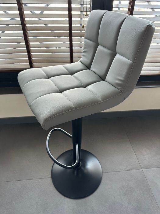 Бар Стол Queens с безплатна доставка до офис и 2г гаранция