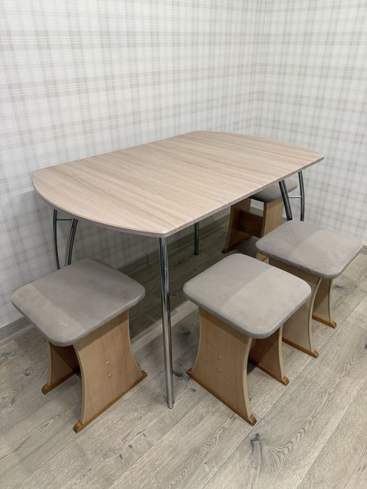 Стол кухонный и 4 табурета