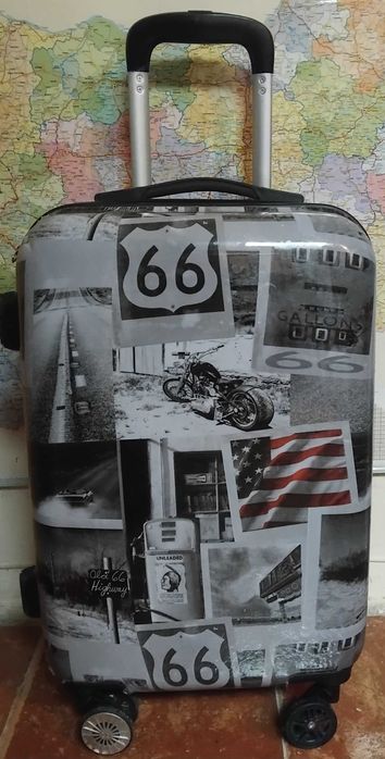 Куфар твърд с дръжка на колела