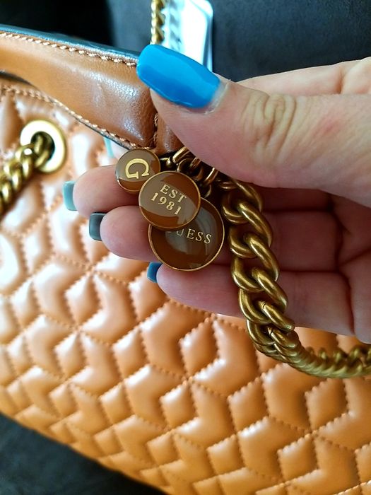 Дамска чанта GUESS