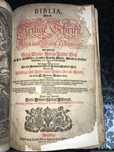 Vand carte foarte veche Biblia .