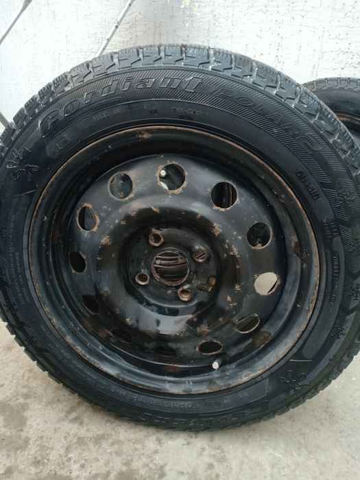 Зимние шины  с дисками и калпаком оригинал