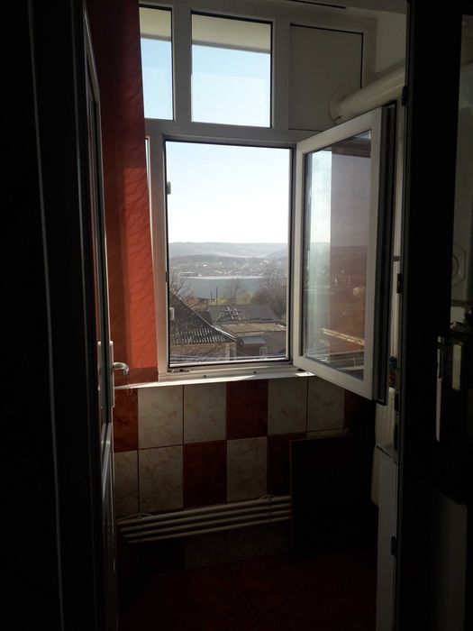 Vănd garsoniera utilată și  mobilată.