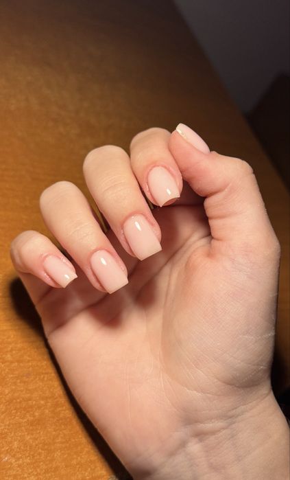 Unghii cu tips reutilizabil sau gel pe unghia naturala