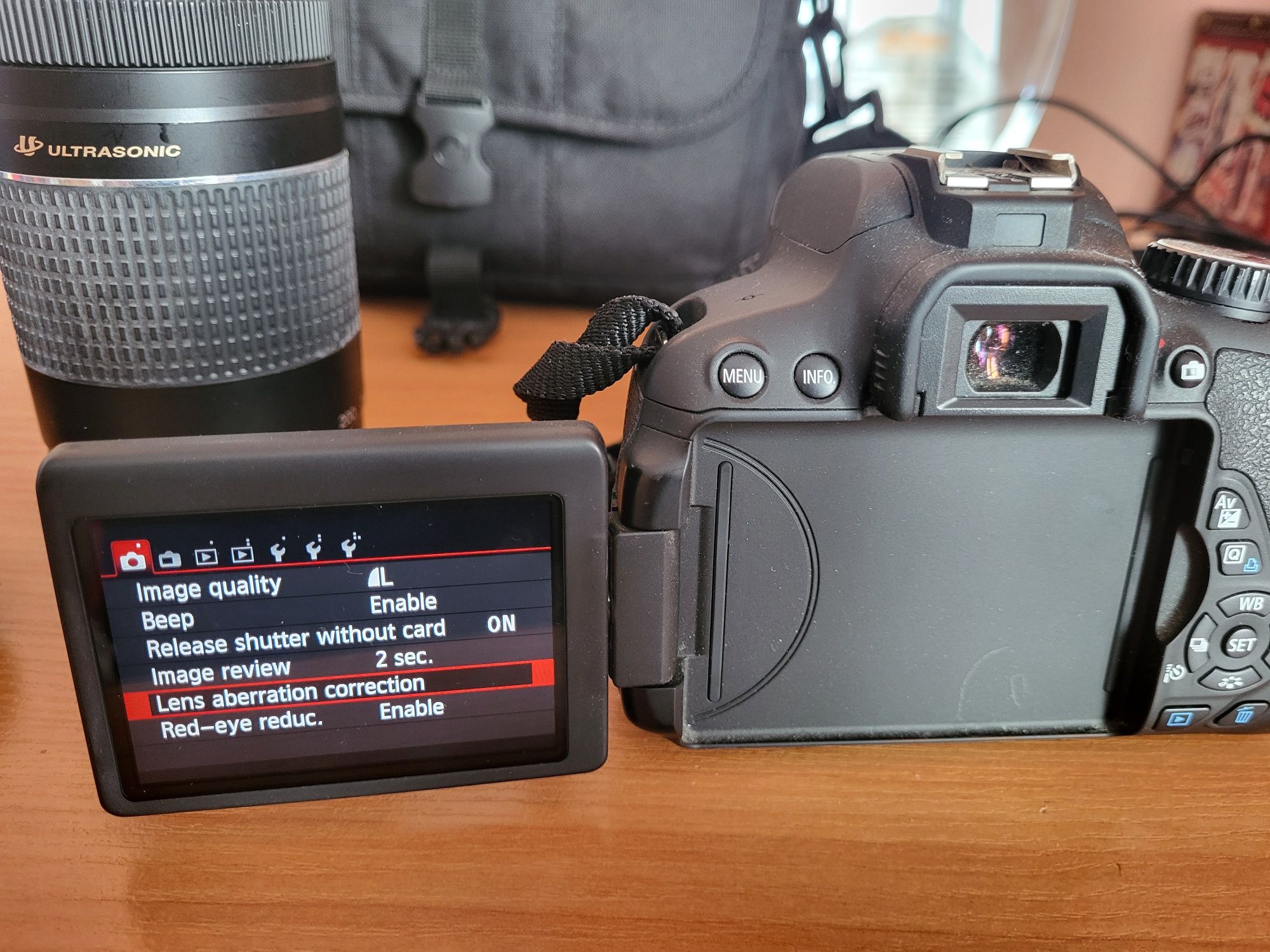 Продавам комплект фотоапарат Canon EOS 650D