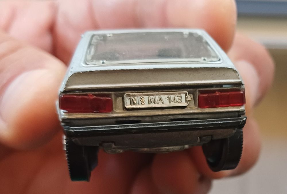 Продавам VOLKSWAGEN SCIROCCO TS - GREY MET. 1:43 -много добро състояни