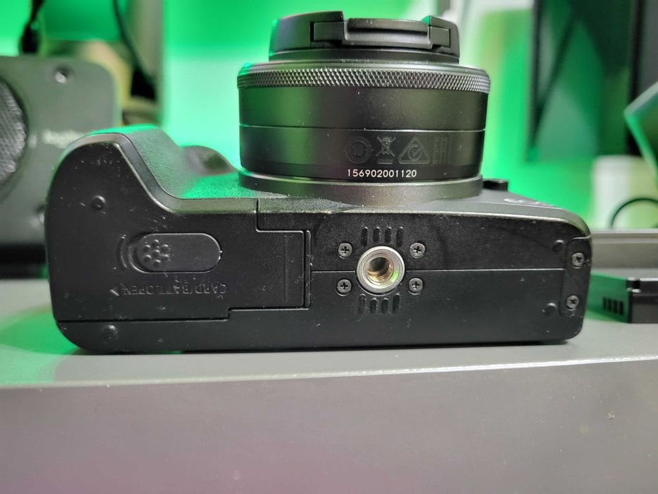 Canon M50 Mark II + 22mm F2.0 + baterie extra si accesorii