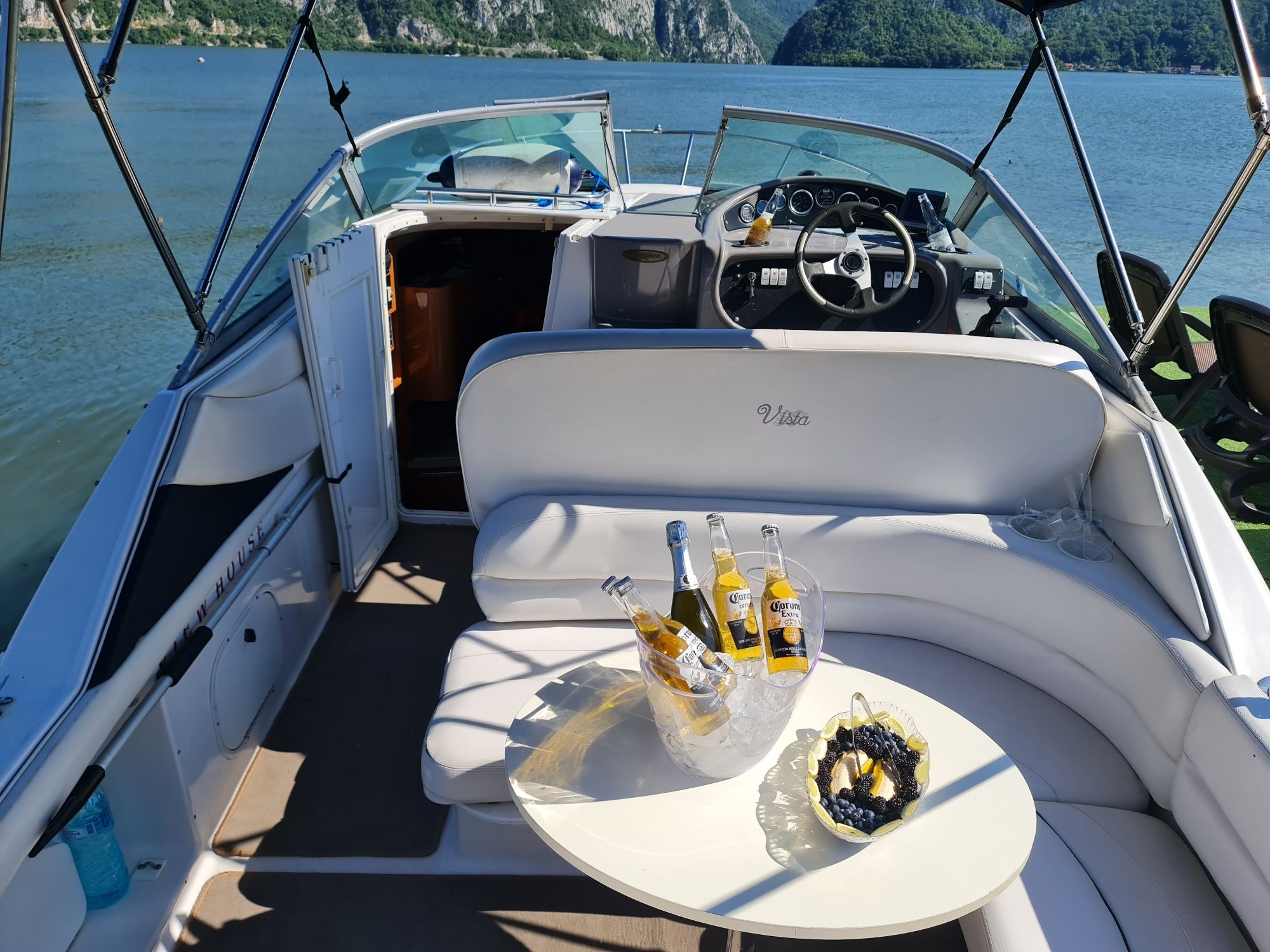 Vand barca/salupa/mini yacht four winns 248 vista