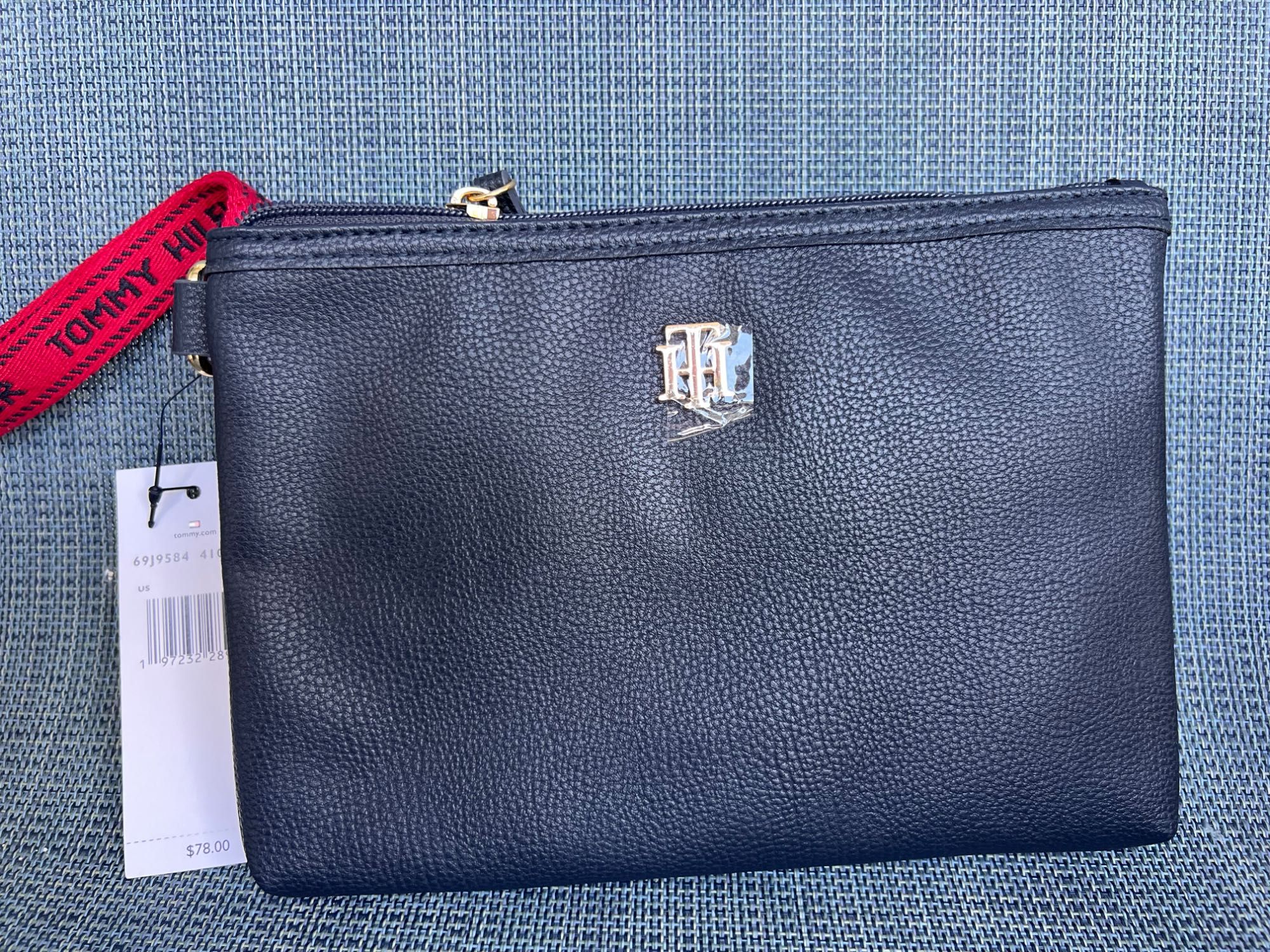 НАМАЛЕНИЕ 79лв не 149 лв Малка чантичка/ wristlet Tommy Hilfiger