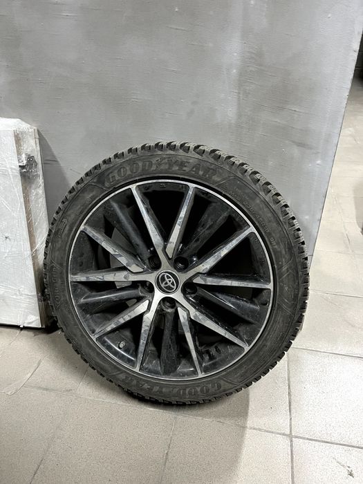 Диски от Toyota Camry 75 с зимними шипованными шинами Goodyear R18