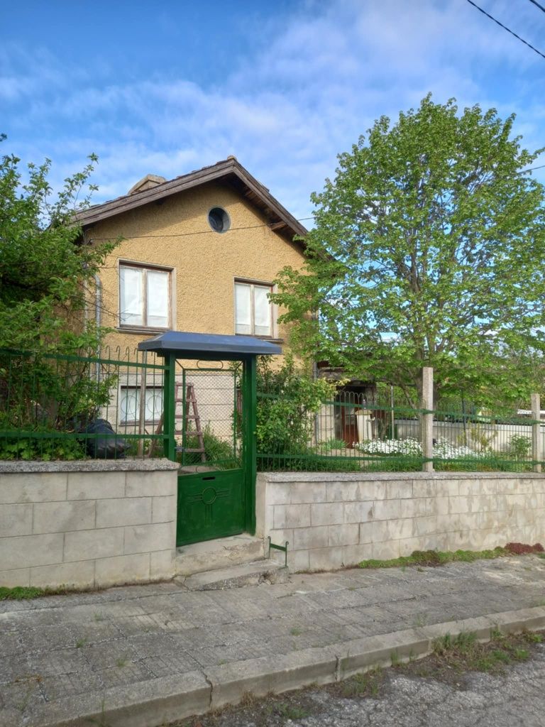 Продавам  Двуетажна  къща