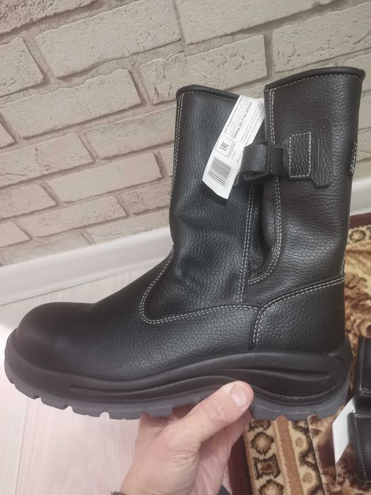 Продам зимнюю спец обувь