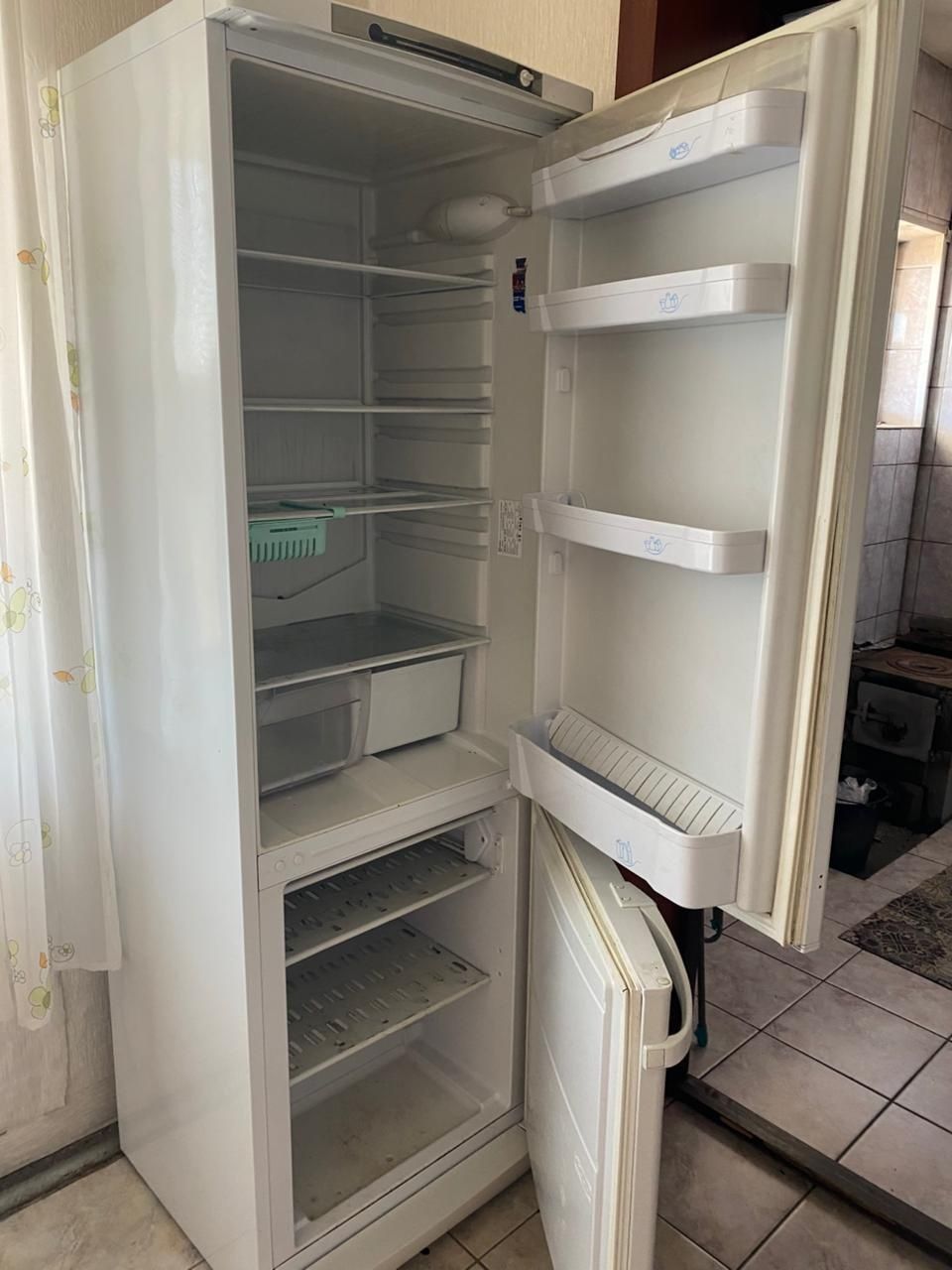 Продается холодильник и печь.
