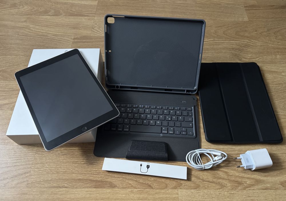 Tableta iPad gen 9 2021 stare foarte buna cu accesoriile din poze