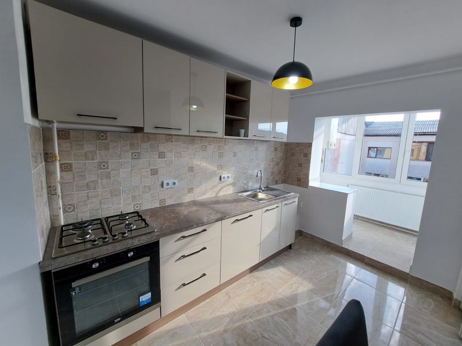 Inchiriez apartament cu 3 camere, zona centrala