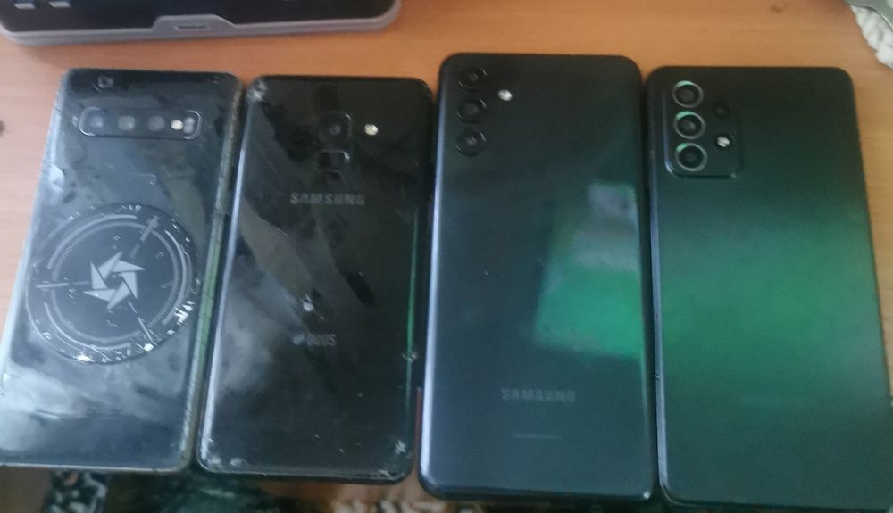 Pachet 4 telefoane Samsung – pentru piese sau reparații