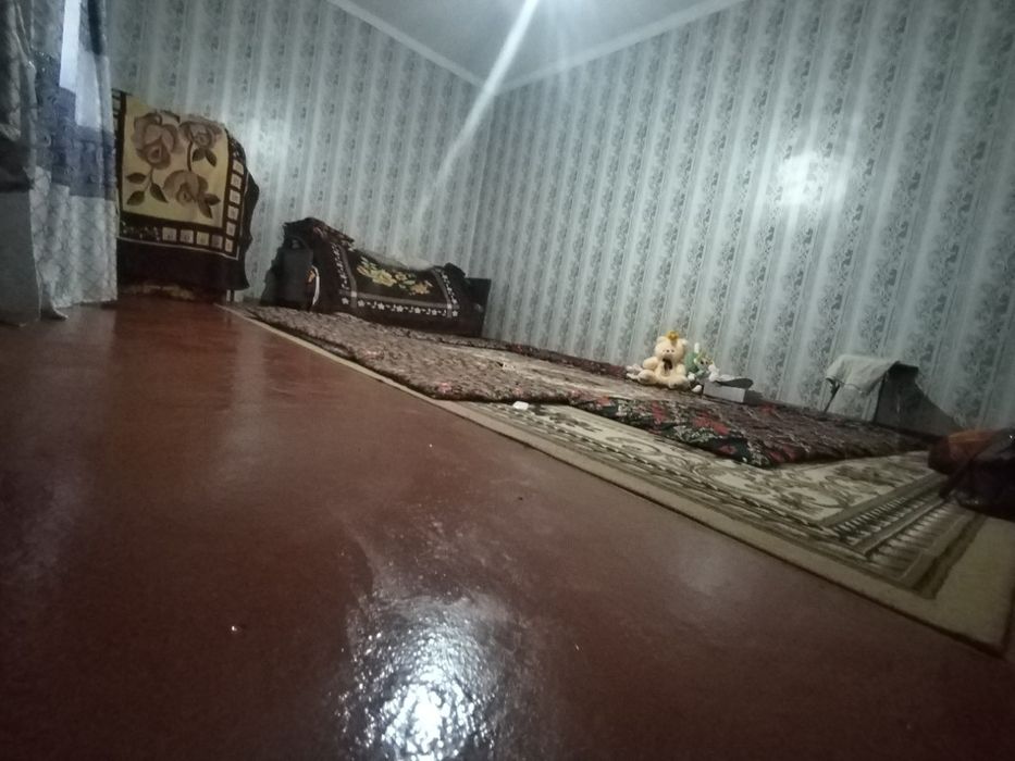 Hovli sotiladi maydoni 6 sotik 7ta xona bor