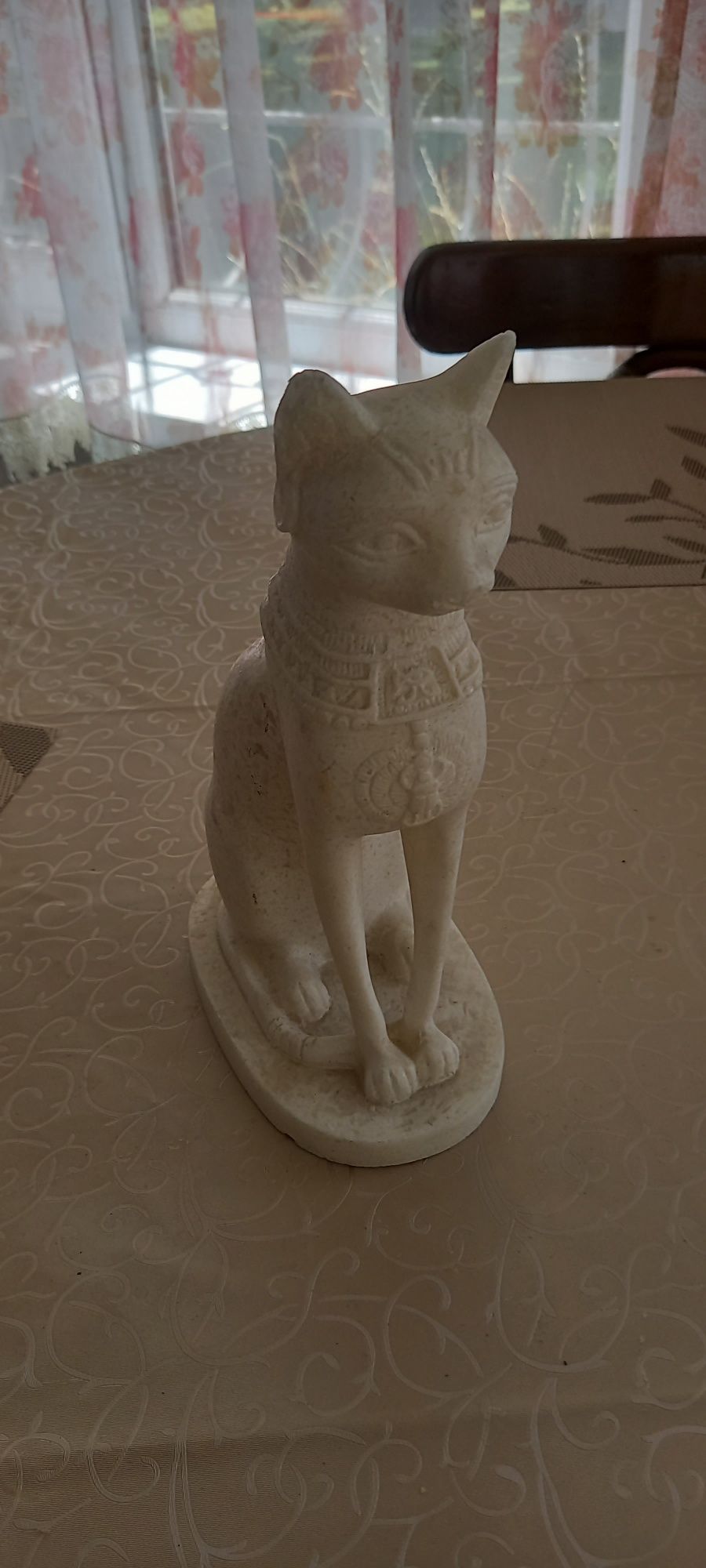 Сувенир кошки из камня