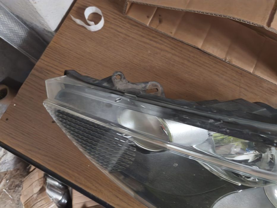 Far stânga Ford Fiesta MK6 Facelift