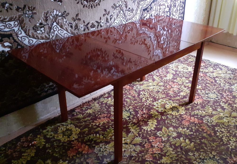 Стол обеденный полированный