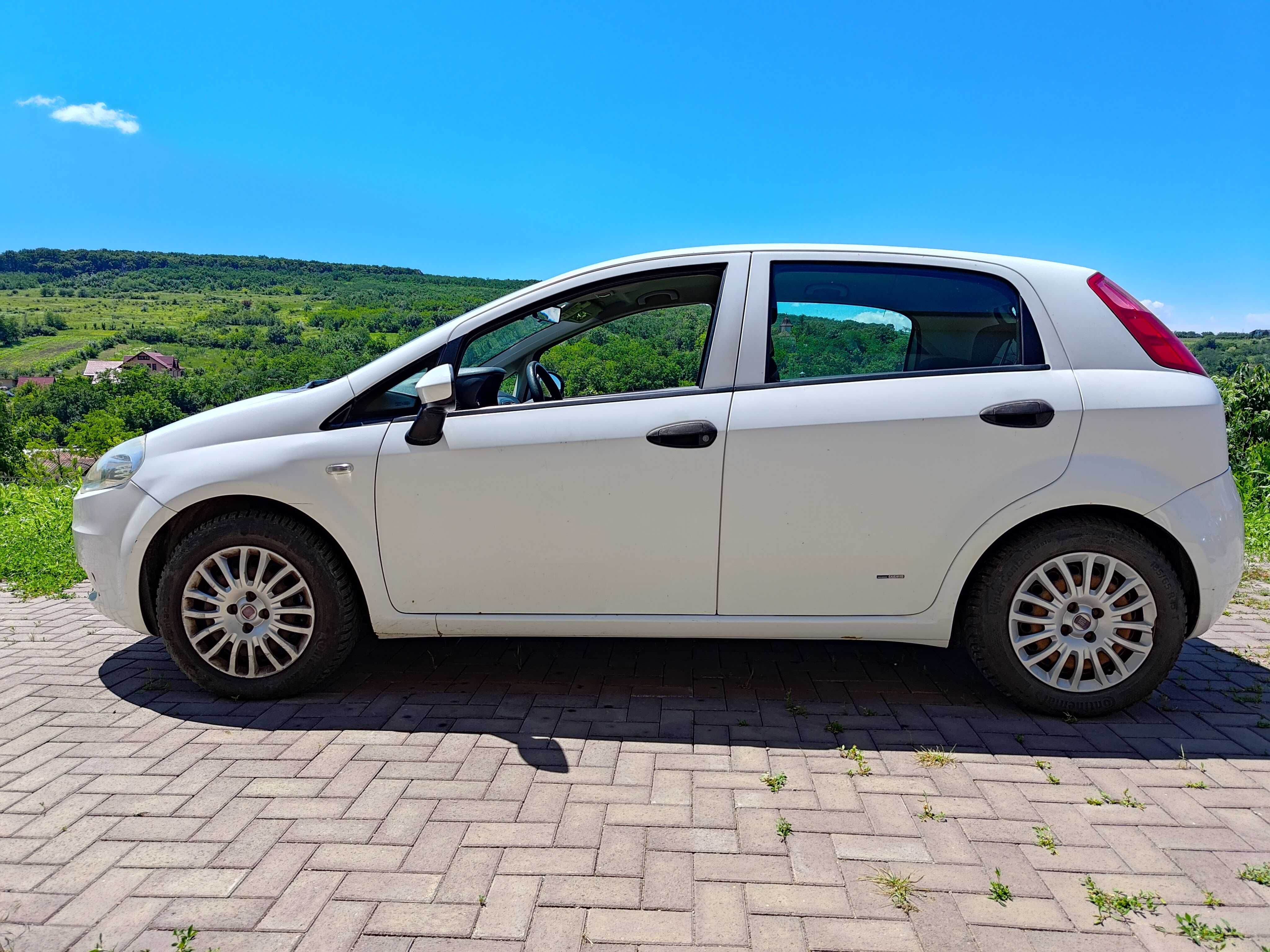 Fiat Grande Punto Alb 1.2 Benzina 65CP 2008. Fara schimb