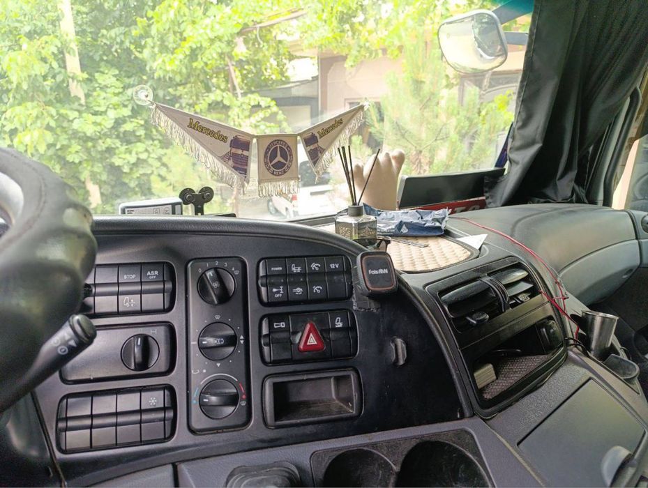 продаётся тягач Mercedes actroz