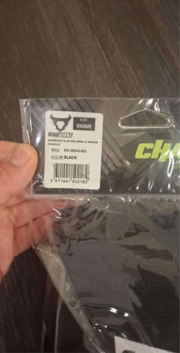 Боксови ръкавици VENUM и протектори за крака