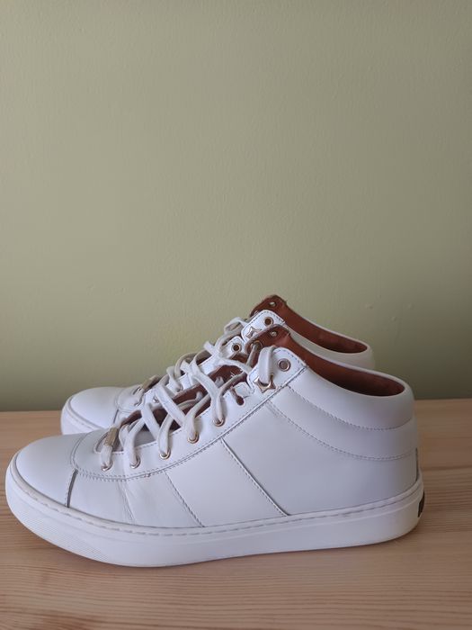 4 perechi de pantofi, o pereche de cizme, o geanta, toate din piele