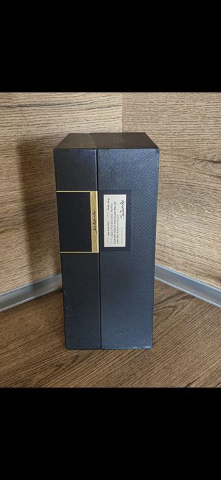 Кутия от John Walker