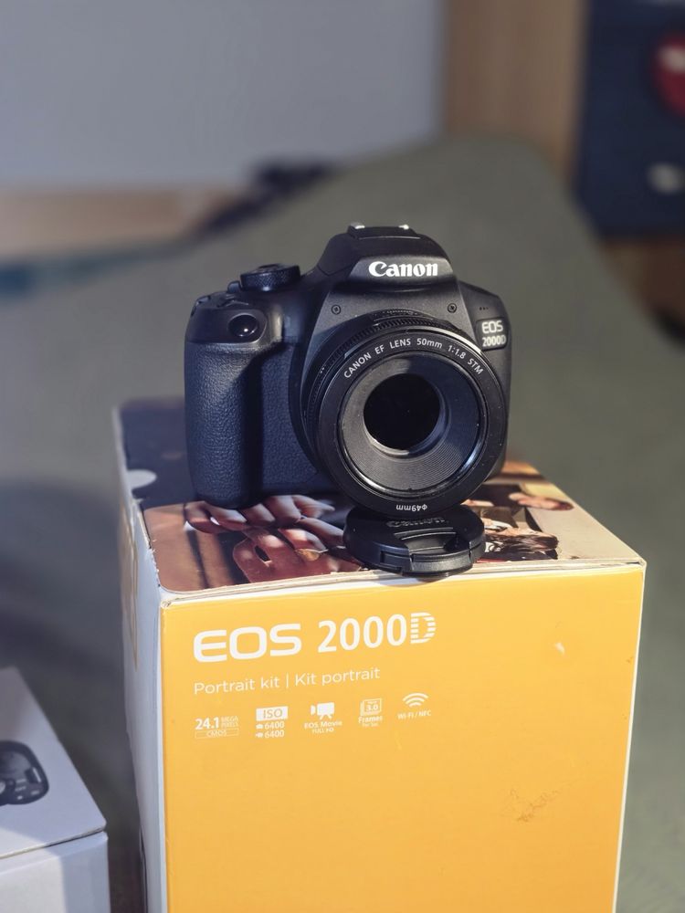 DSLR фотоапарат Canon EOS 2000D + 2 обектива