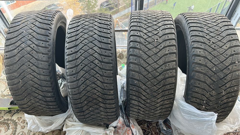 Продаю б/у шины. Goodyear, 235/45, R18