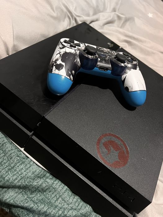 Vand PS4 în stare bună, recondiționat recent