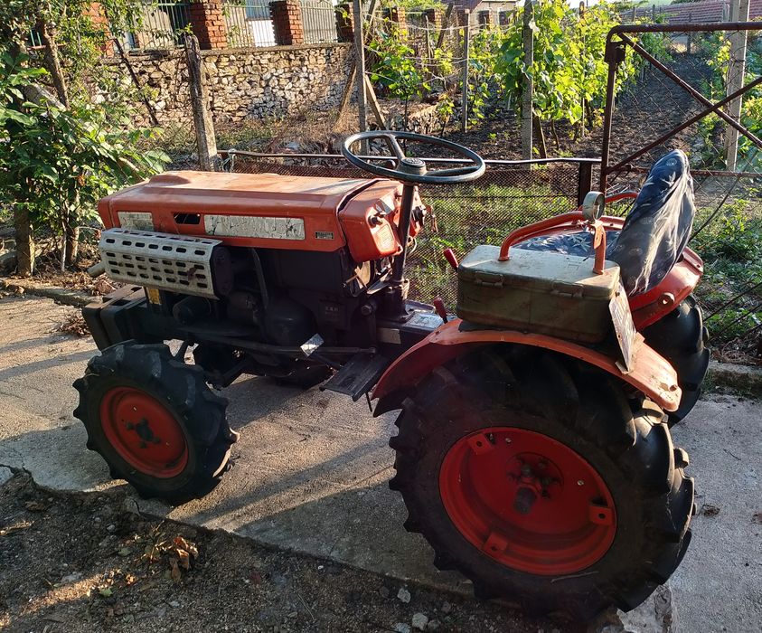 Продавам трактор Kubota B7000