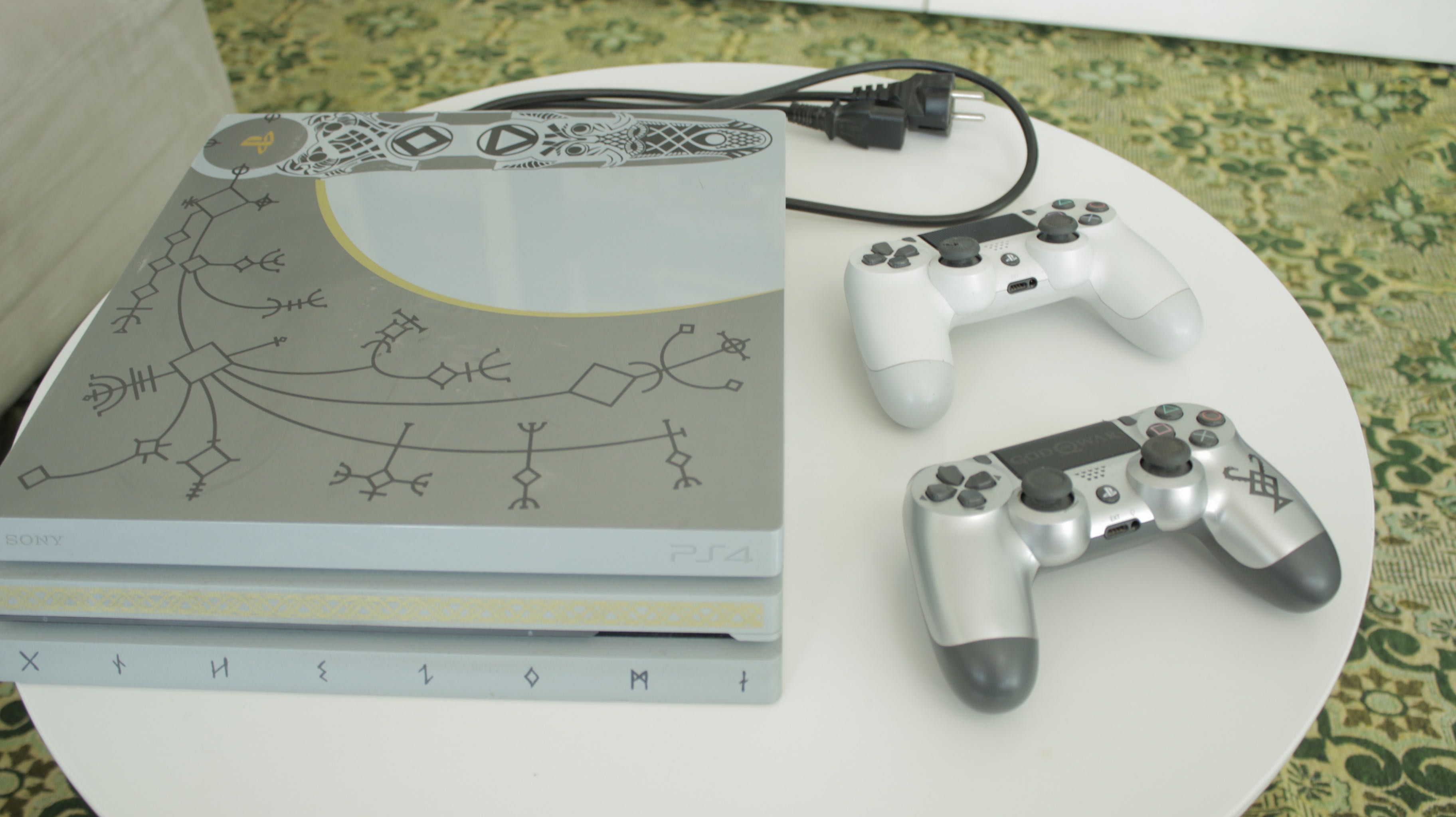 Playstation 4 Pro 1TB с два джойстика