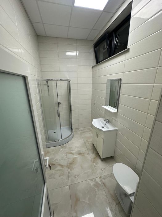 Inchiriez spatiu comercial 65mp