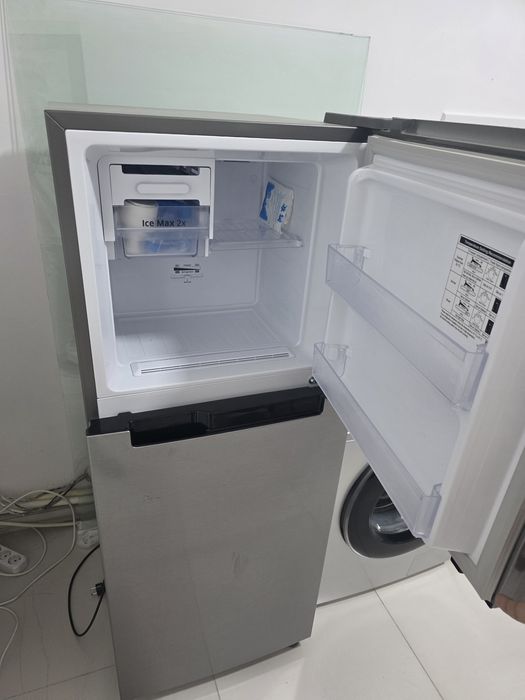 Продаётся срочно  холодильник  самсунг 400$