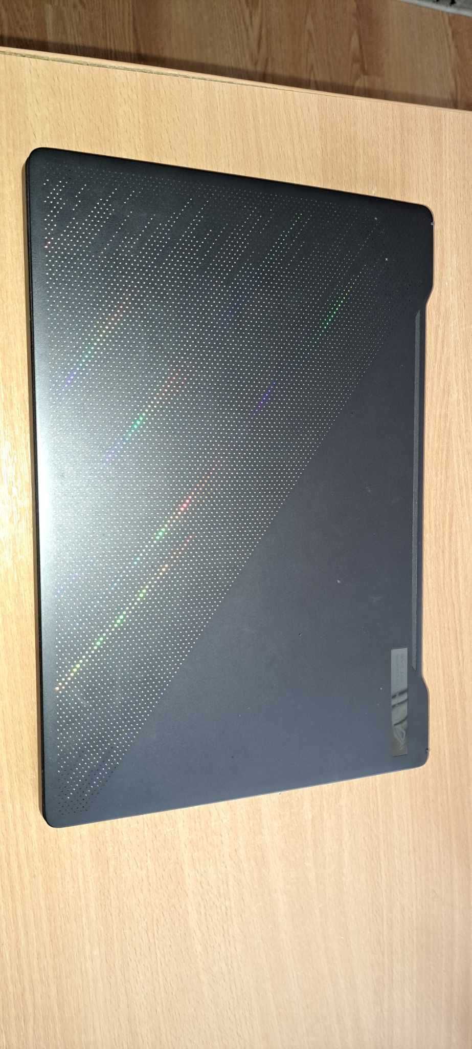 Laptop Asus Zephyrus G14 cu placă de bază arsă.