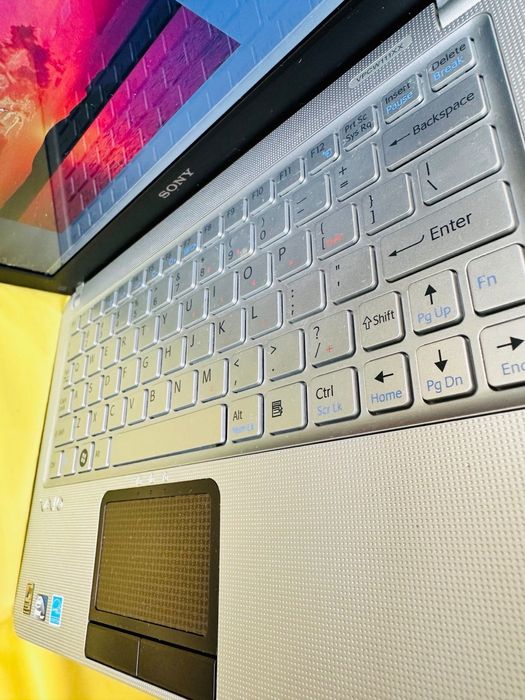 Sony Vaio ultra book с документи и чантичка през рамо