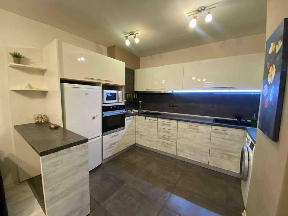 Дава се под наем Двустаен апартамент в Варна, Спортна зала - 67 кв.м за 562 € - Снимка #2