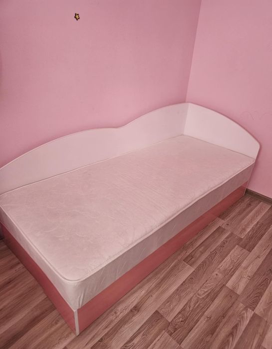 Продавам единично легло 90/200 с подарък 2 гардероба