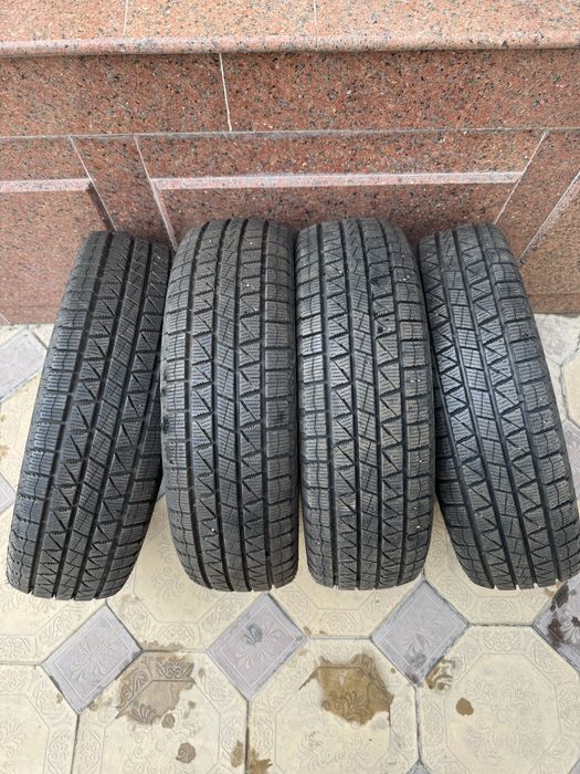 Зимние шины почти новые 185/ 65 /15